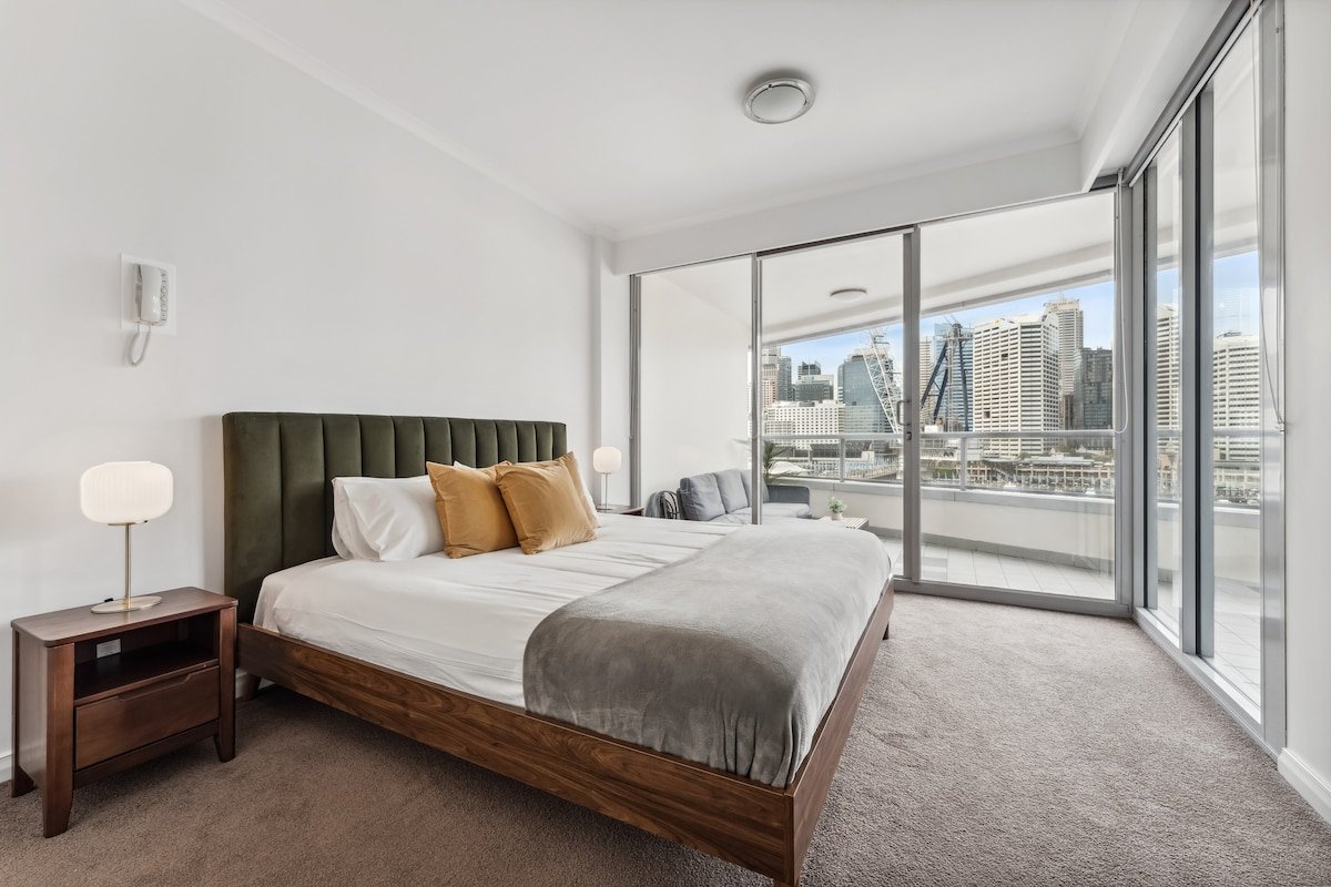 Harbourfront City Views w/ Pool, Parking & More gallery image 5