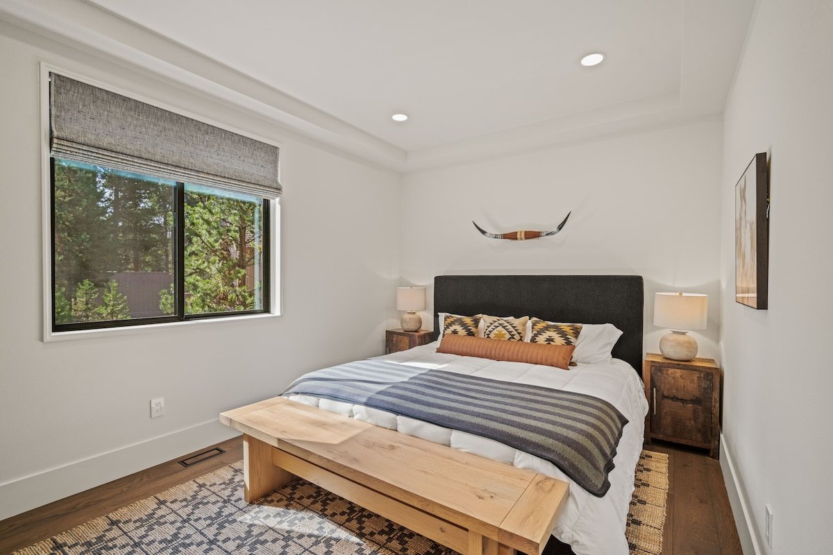 Modern Sunriver Escape | Hot Tub, Deck & Ping Pong gallery image 2