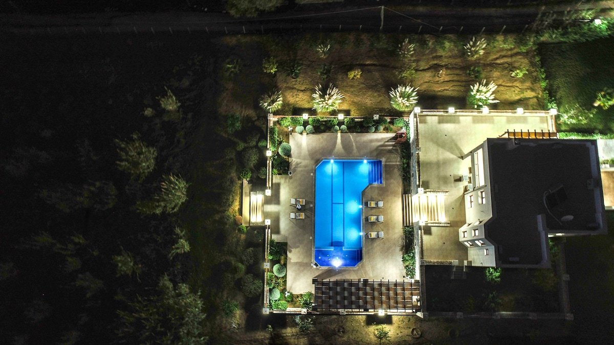 Karyo Villa – 4BD, 3min on foot from the beach! gallery image 2