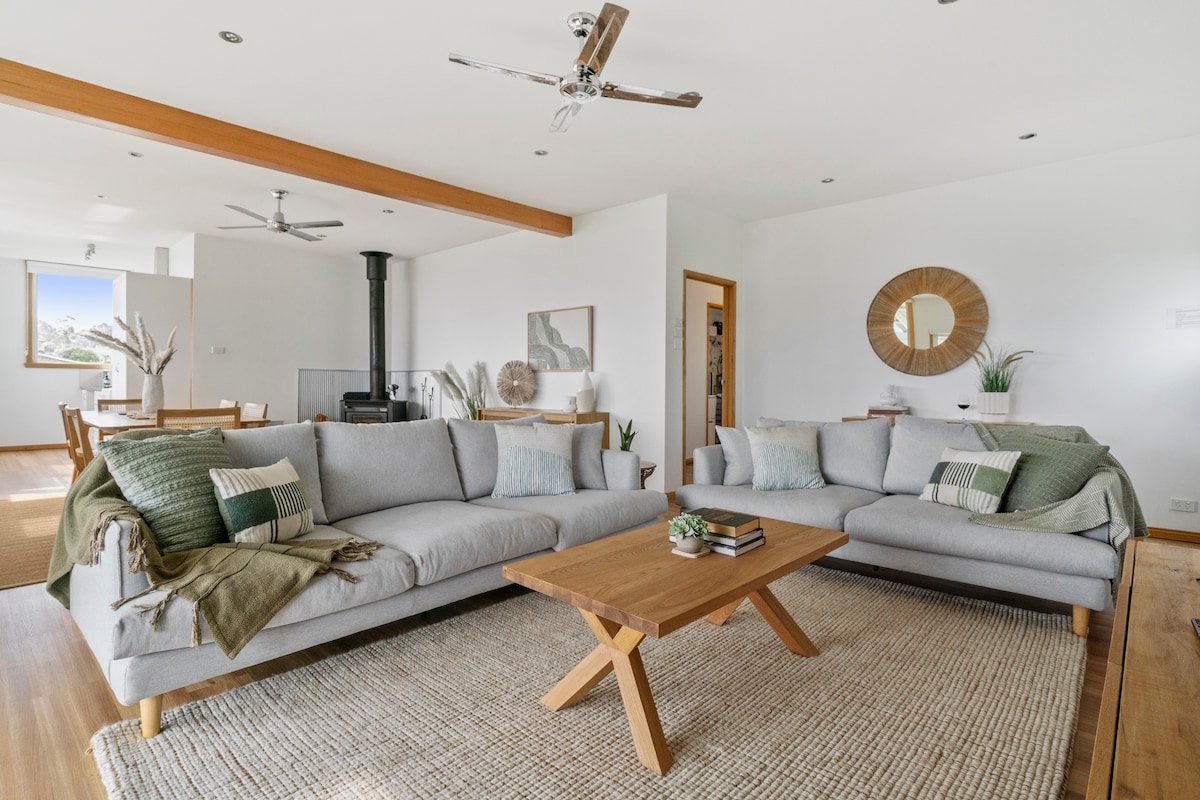 Cozy Ocean View Cottage: Spacious Living & BBQ gallery image 4