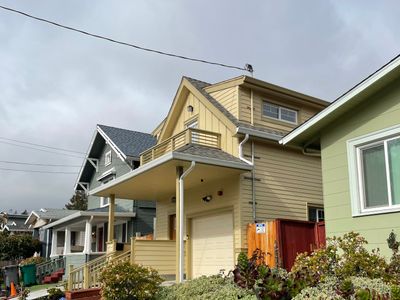 Easy commute! Nice 2 houses 4br 3bath/Parking!