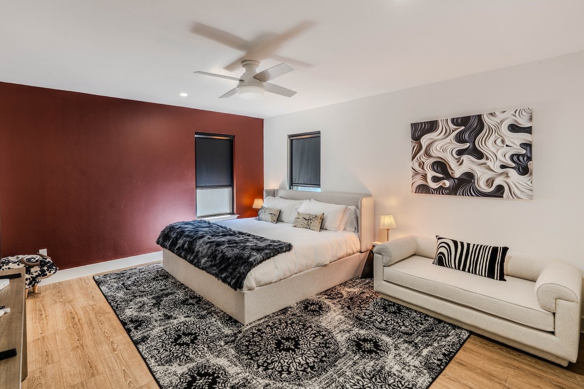 Huge Designer Home | Hot Tub, Chef’s Kitchen, Pool gallery image 5