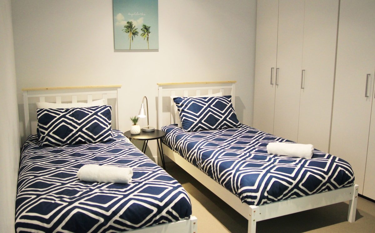 Sanitised*CBD 2 bedroom 5 beds + carpark $10 a day gallery image 2