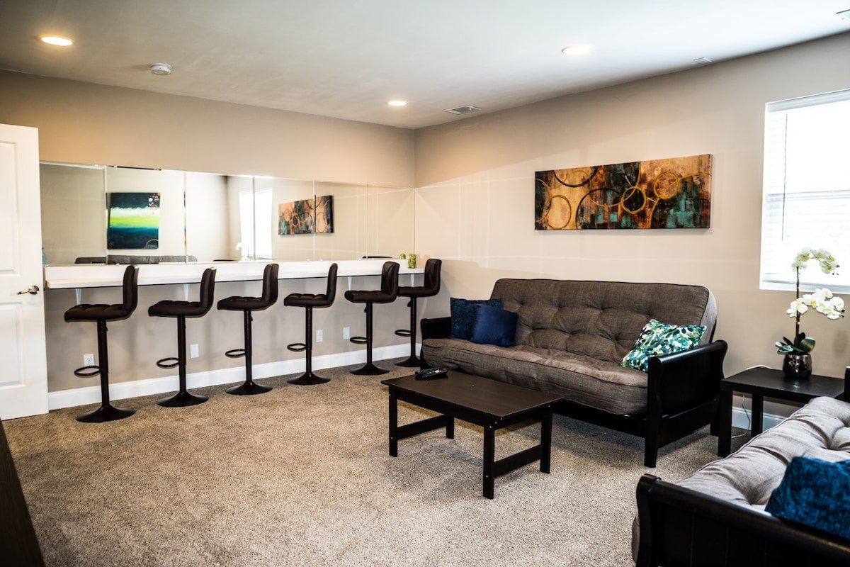 Single Family Home 2 Miles to Downtown -12 Beds gallery image 3