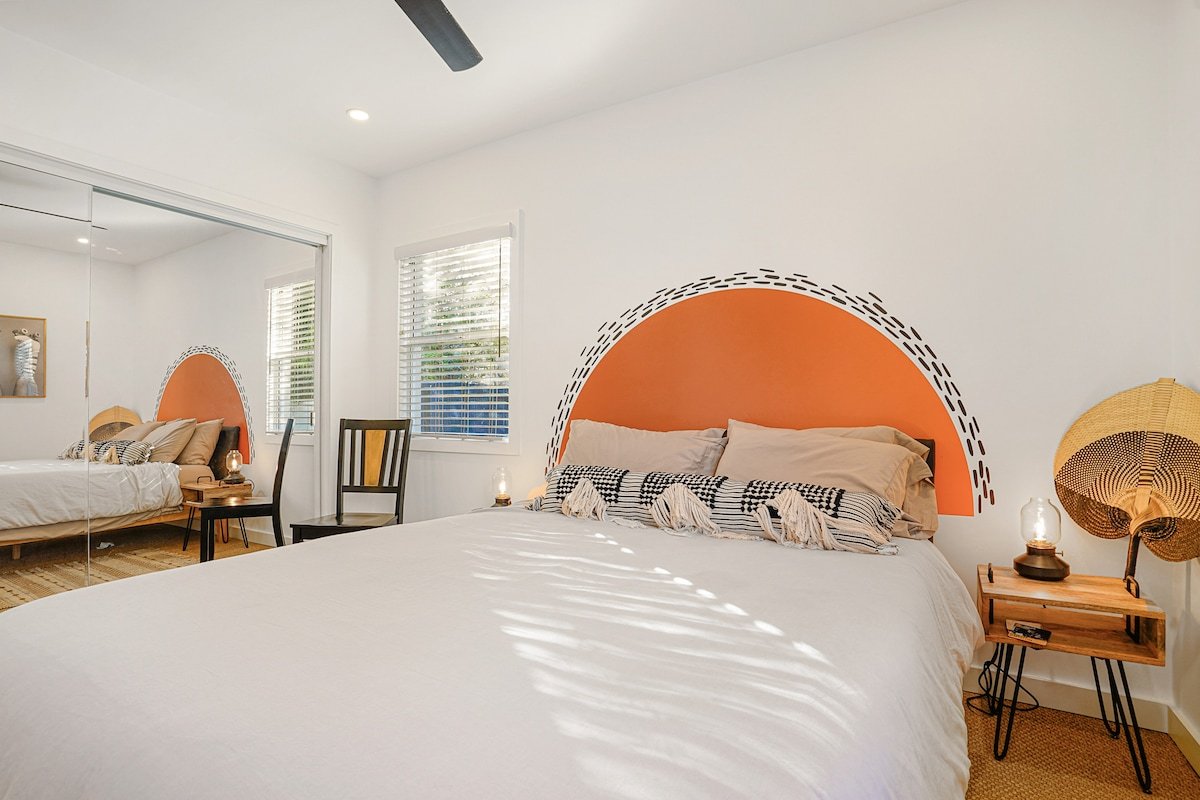 La Playa: Sun kissed Venice Bungalow, outdoor fire gallery image 4