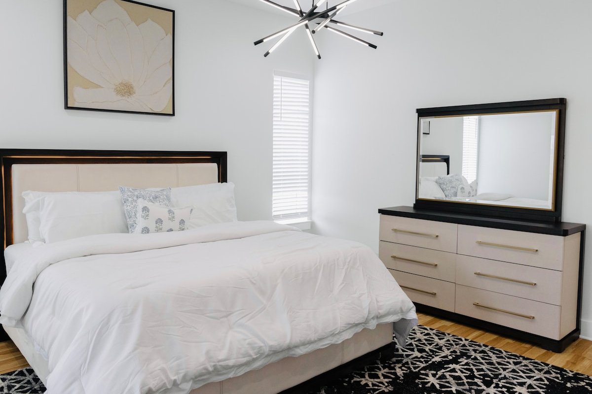 Modern 5BR New Home with Downtown and Sunset View gallery image 4