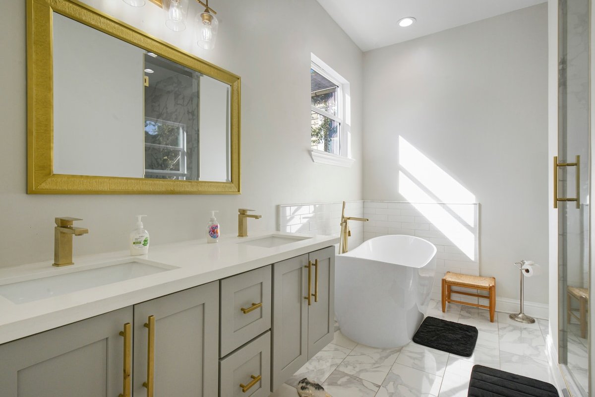 Blocks 2 FQ- 9 Beds, Bonus BR, 2 Master BRs & TVs gallery image 5