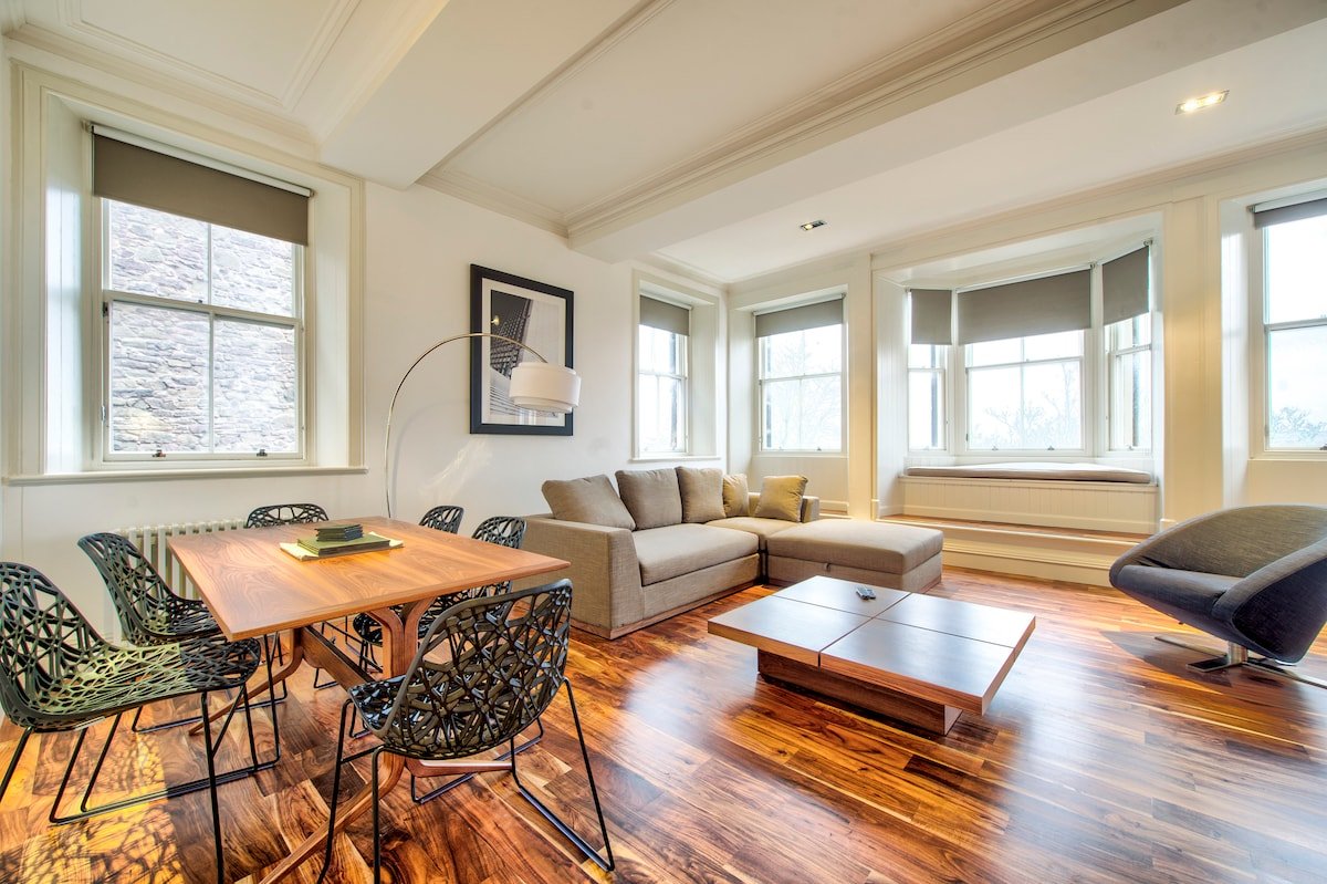 Sumptuous 2BR Apt Next To Edinburgh Castle! gallery image 4