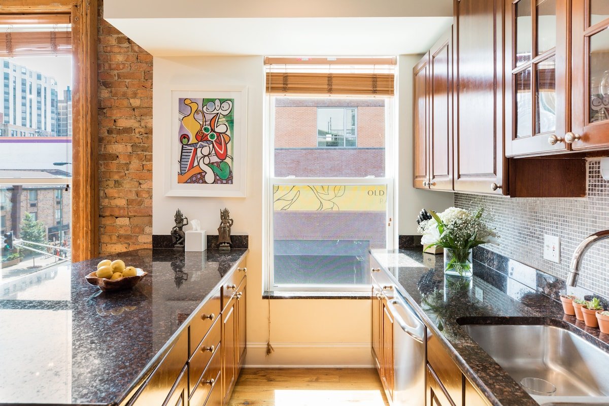 Stunning Old Town Penthouse with Private Rooftop gallery image 4