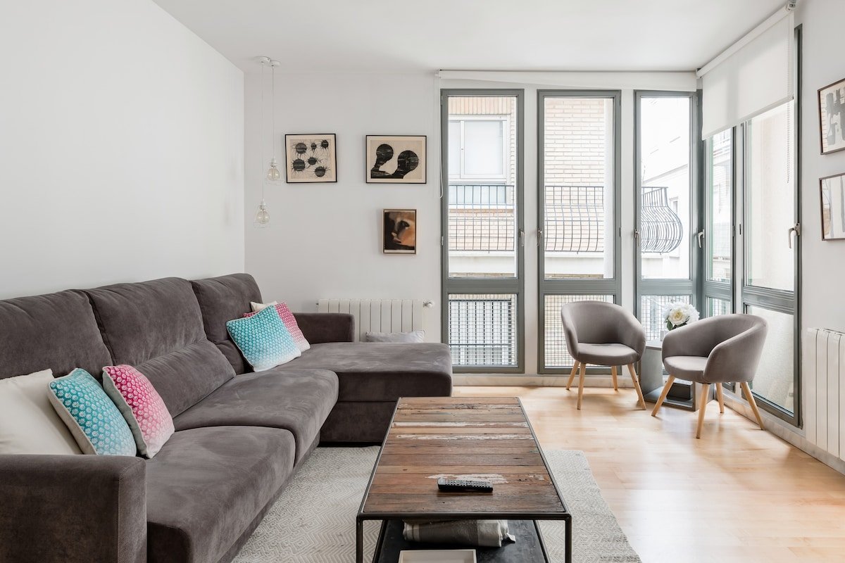 City Center Apartment With Shaded Terrace gallery image 2