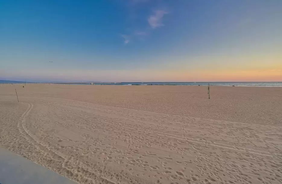 Spacious condo on the beach-views, parking & spa! gallery image 4