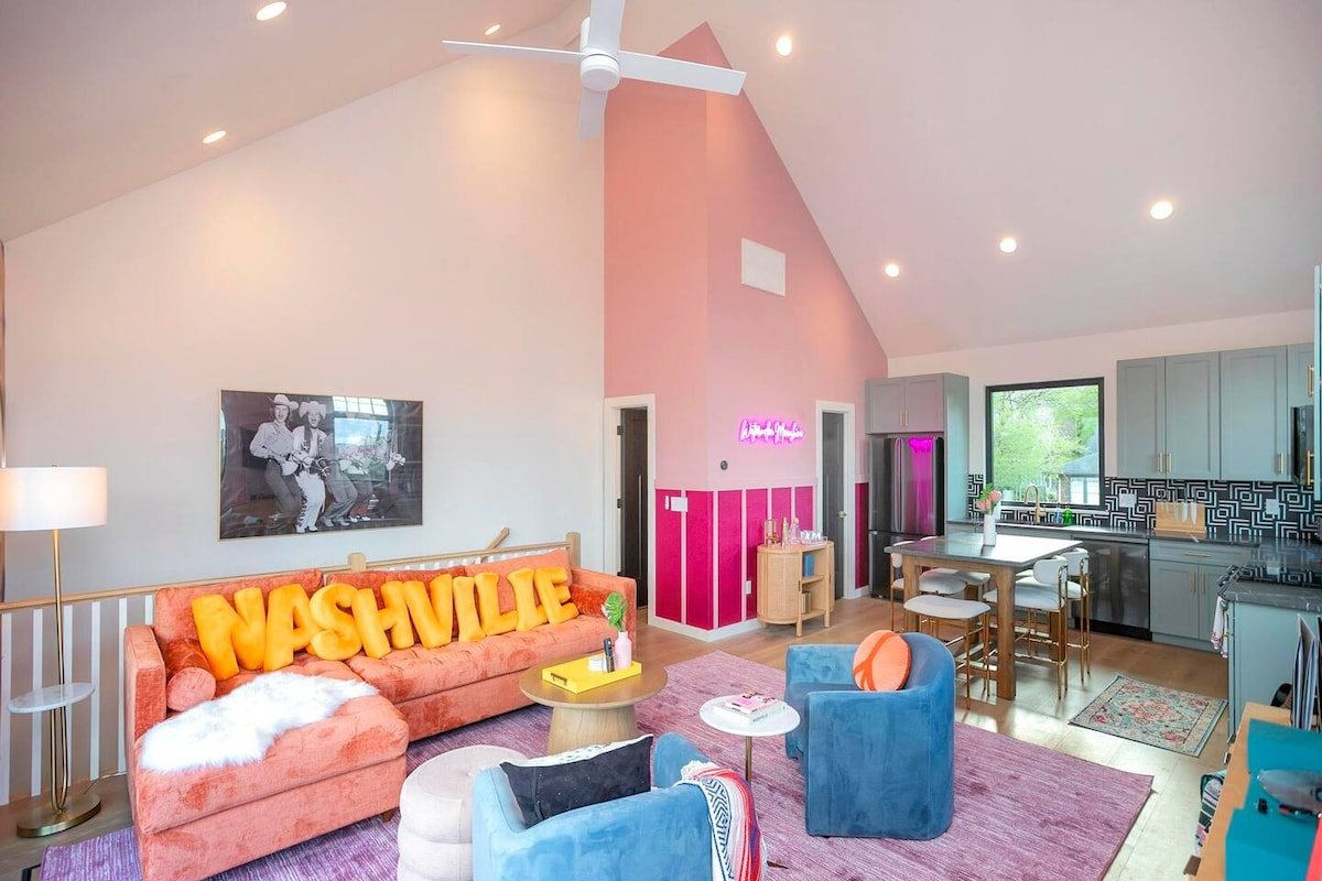 Giddy Up on Music Row: Hot Tub + 5min to Broadway gallery image 4