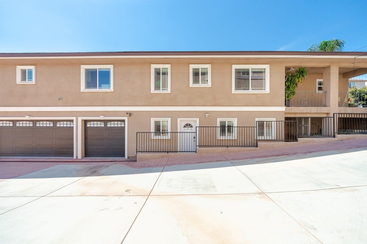 40 ppl 2 houses 13 Bedrooms btw Disney Hollywd gallery image 4