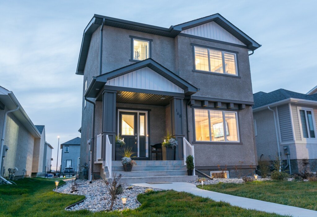 Modern house, Close to All Amenities in South WPG gallery image 3