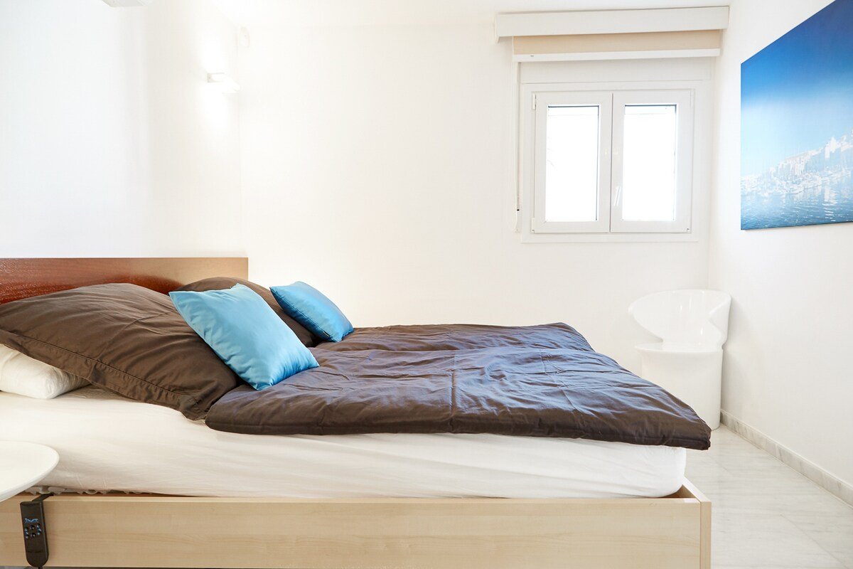 Infinity pool- Sea views- Jacuzzi- Outdoor dining gallery image 5