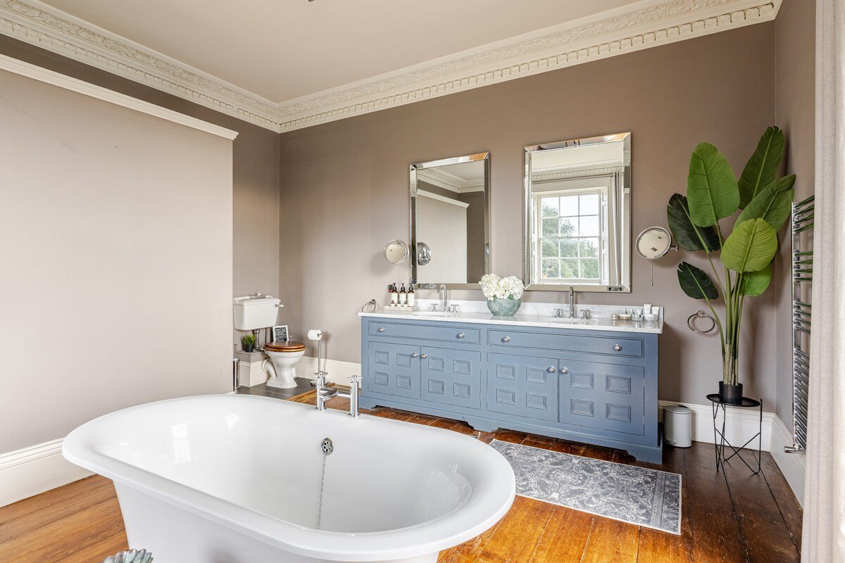 Magnificent manor house-Harbour a short walk away gallery image 3