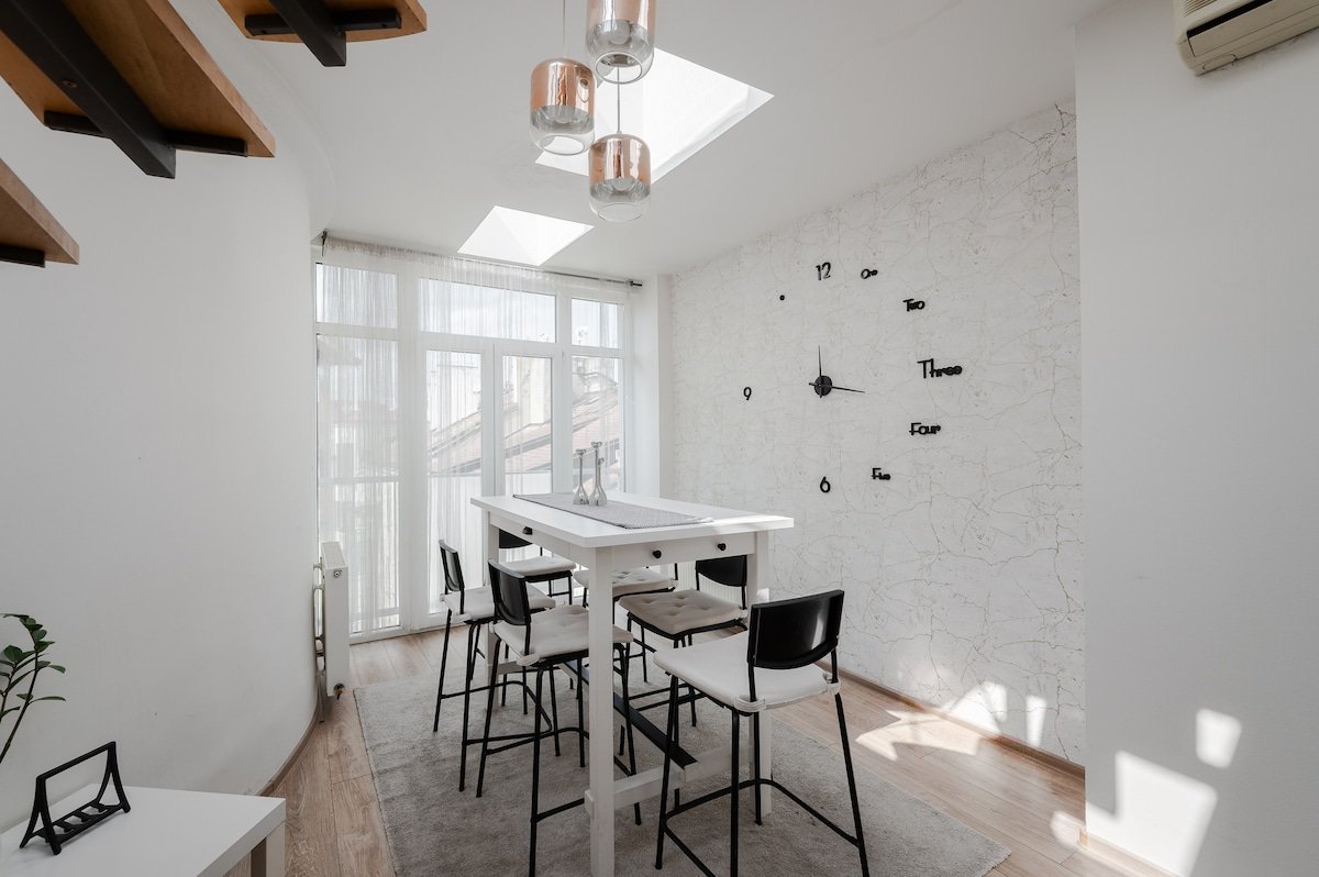 Penthouse with Terrace, A/C & Space for 13 Guests gallery image 3