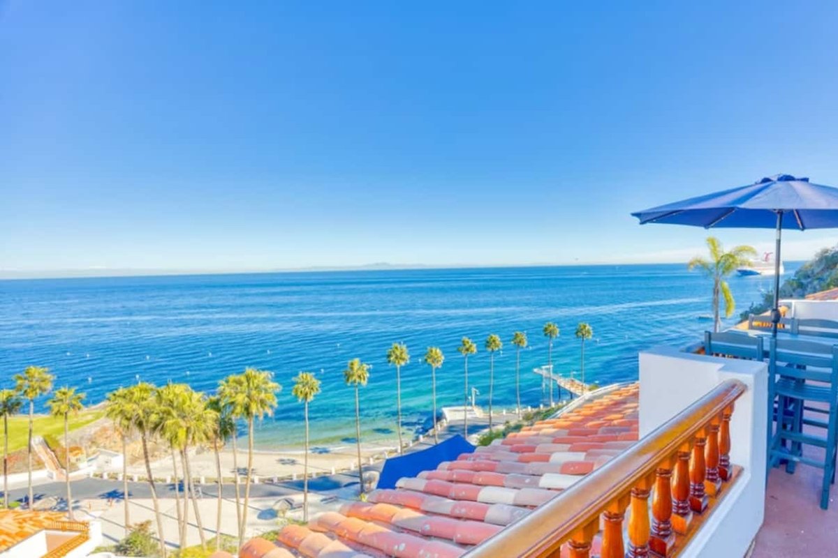 Catalina Island getaway with 6 seat golf cart A/C