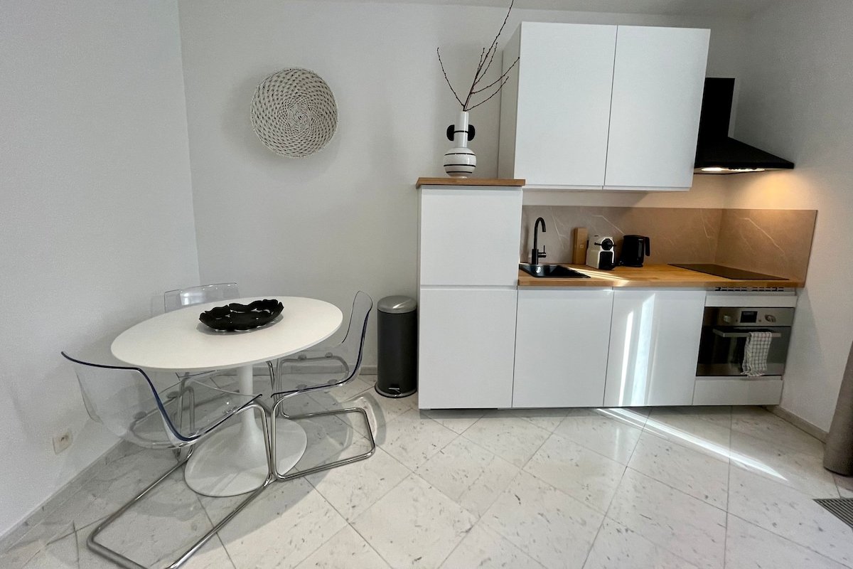 #8 Modern house in a chic area gallery image 5