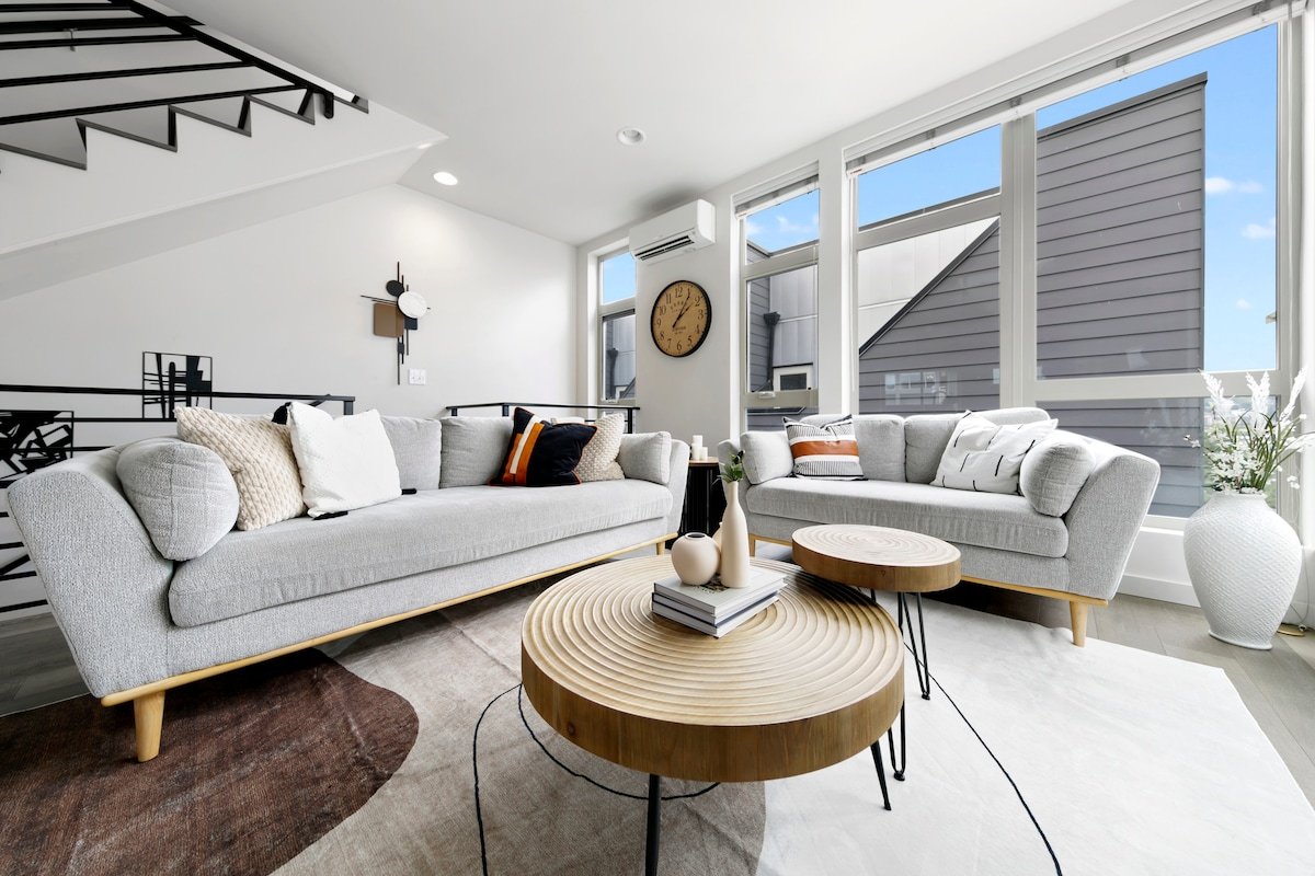 Sunset view of the Space Needle & South Lake Union gallery image 3