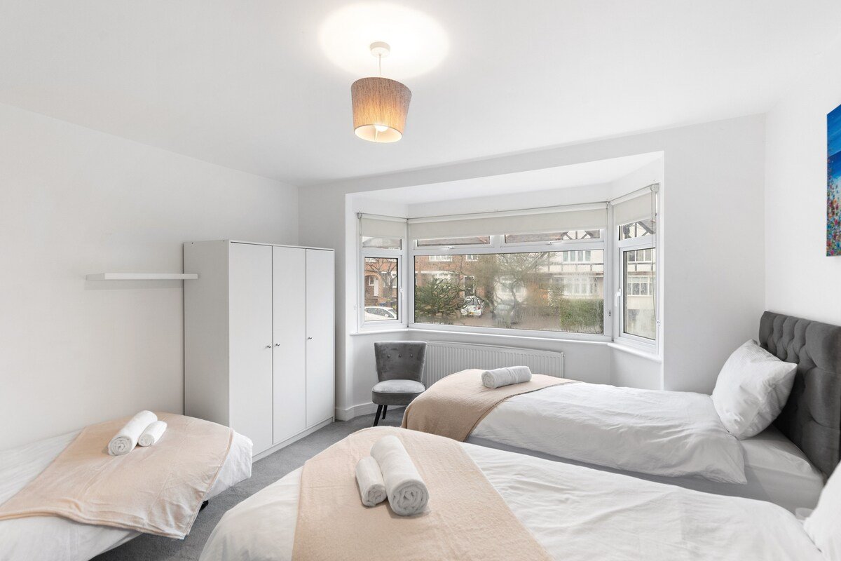 Modern 4-Bed Home Perfect for Groups in London gallery image 3