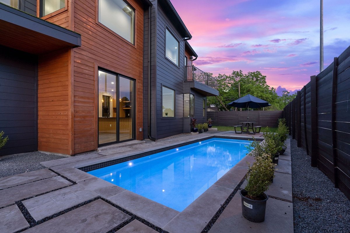 Luxury Downtown, UT Games, Pool, 6 Cars gallery image 3