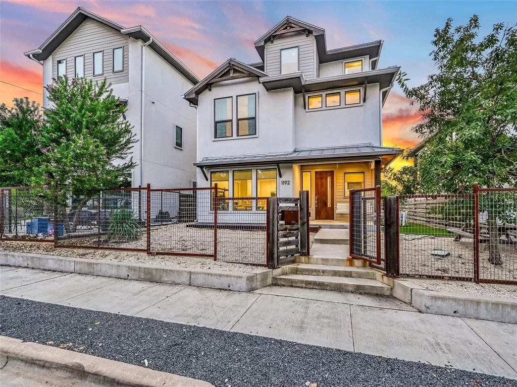 Cityscape Retreat | Sleeps 14| City Views + Grill gallery image 3