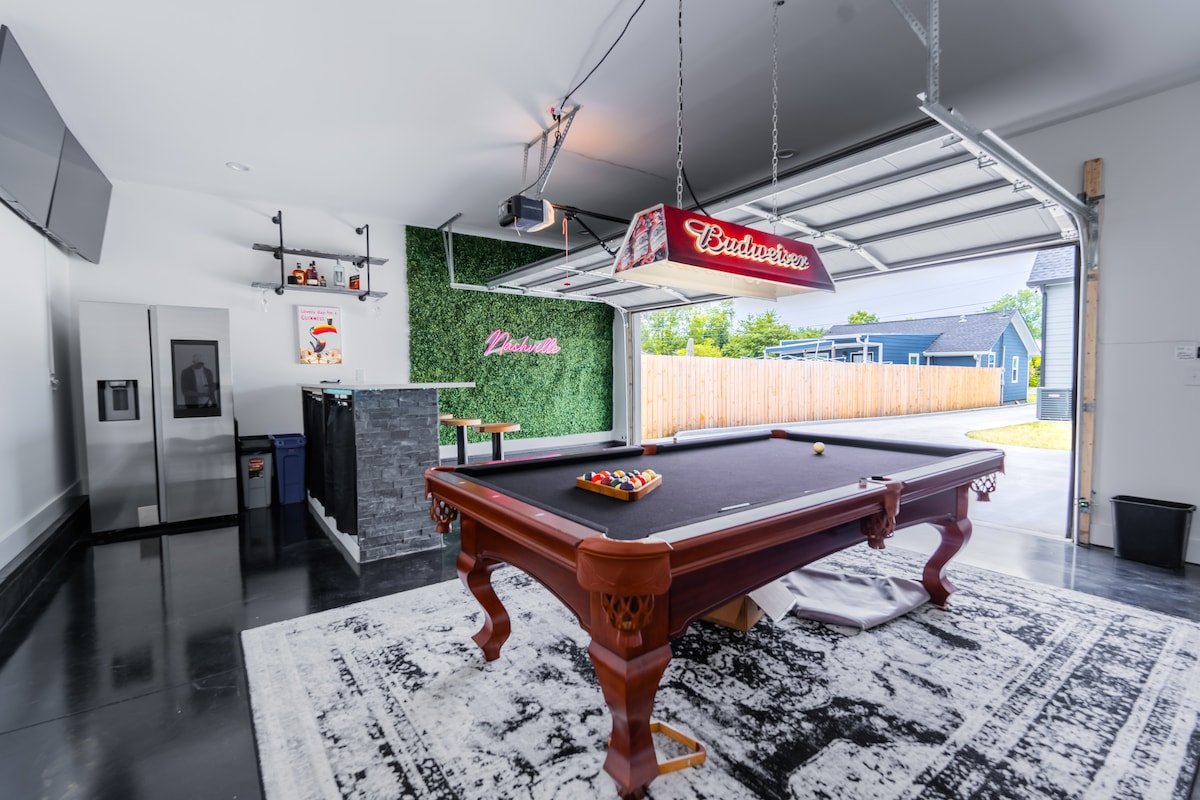 Entire Selfie House w Custom Bar gallery image 3