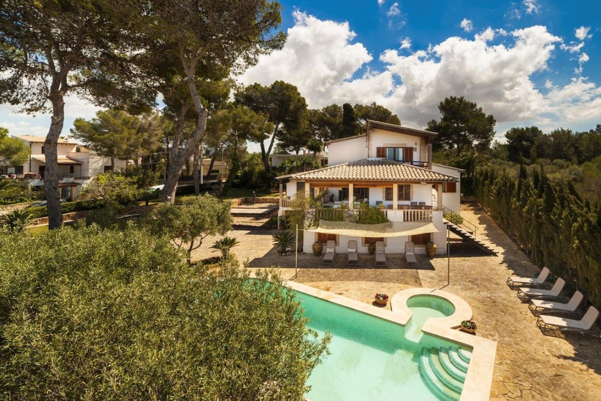 Incredibly charming villa by the sea of Son Veri gallery image 3