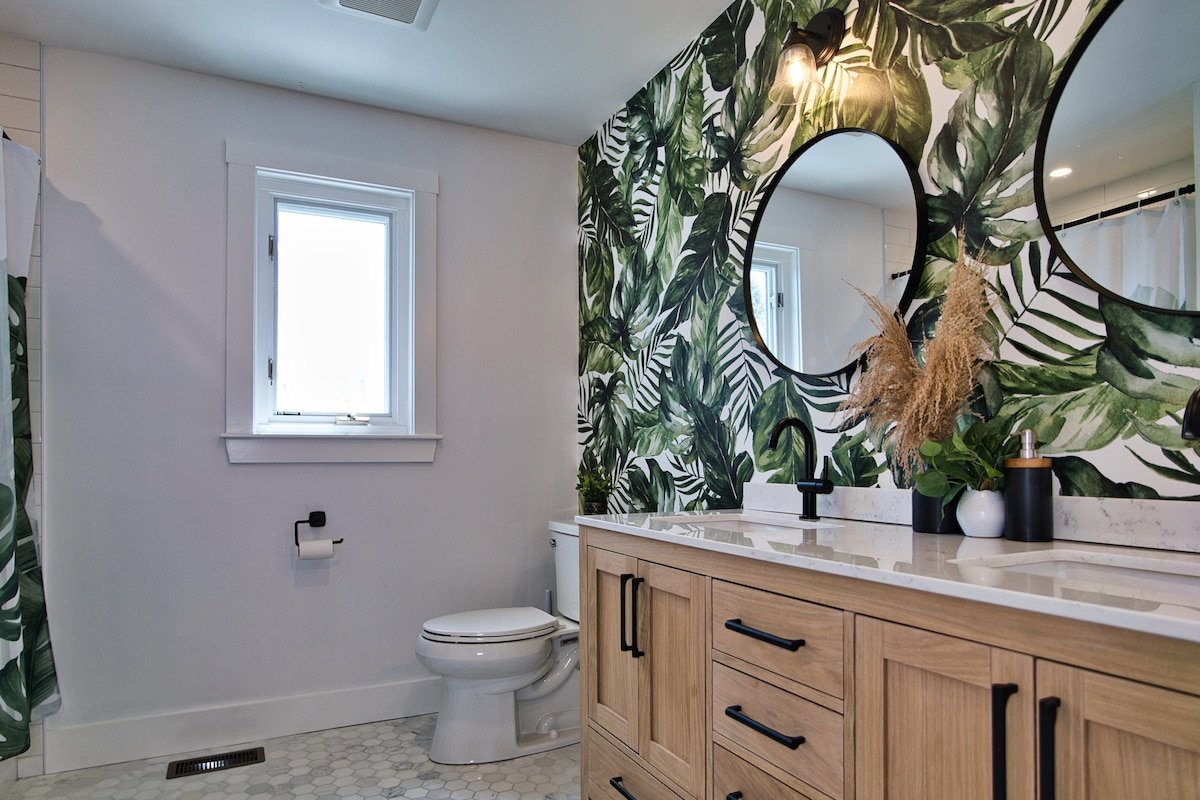 Spacious home located 1 mile from Newport Beaches gallery image 5