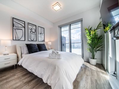 Luxury Downtown Condo For 6 (Near CN Tower)