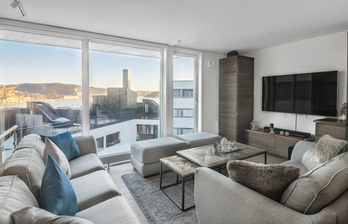 Luxury Living 3BR in CityCenter w/Waterfront View gallery image 2