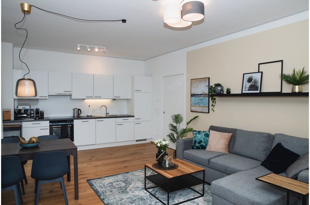 Lovely 2-Bedroom flat with rooftop pool & view gallery image 5