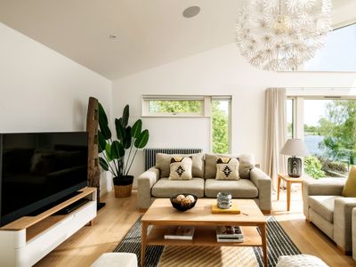 The Lookout | Luxury Lake House with Hot Tub/Kayak