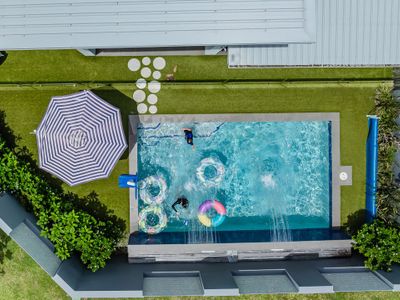 Sirius- Heated pool, 50m to Beach, basketball crt