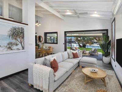 Mooloolaba Waterfront – 4 Bed Modern Pontoon Place