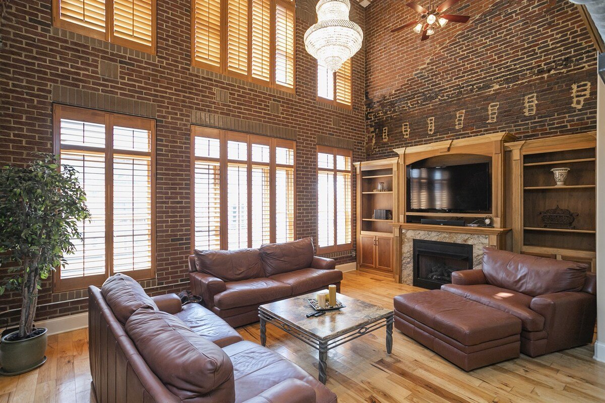 Spacious downtown condo w/ hot tub & deck gallery image 3