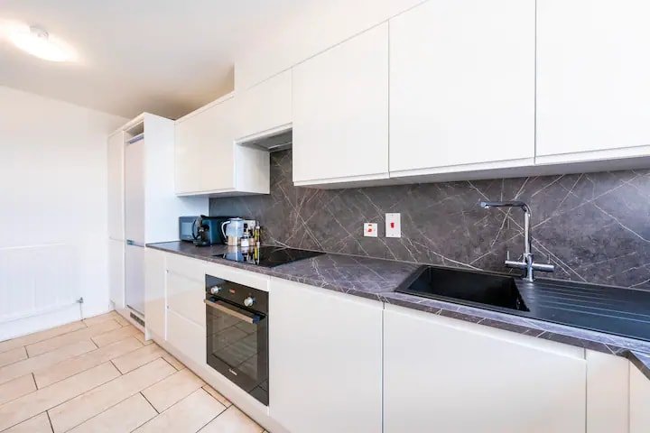 The Queensborough 3 Bed Apartment by Hyde Park gallery image 3