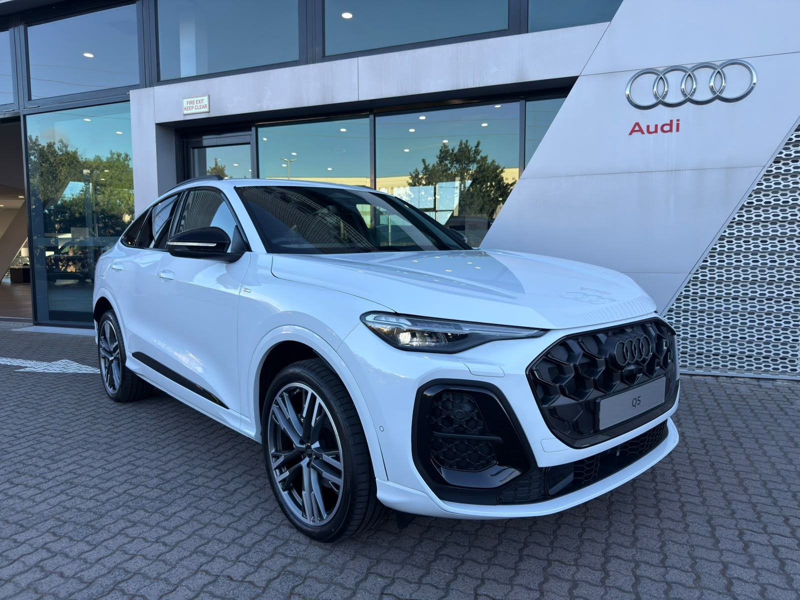 AUDI Q5 SPORTBACK 2.0 TDI QUAT S TRON S LINE BLACK for Sale in South Africa