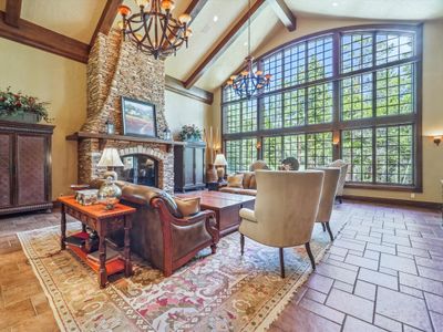 Gold King Retreat: Beautiful Large Home – Hot Tub!