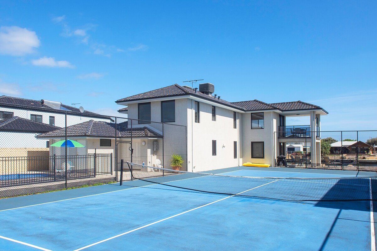 Canal Life – Private Pool and Tennis Court gallery image 3