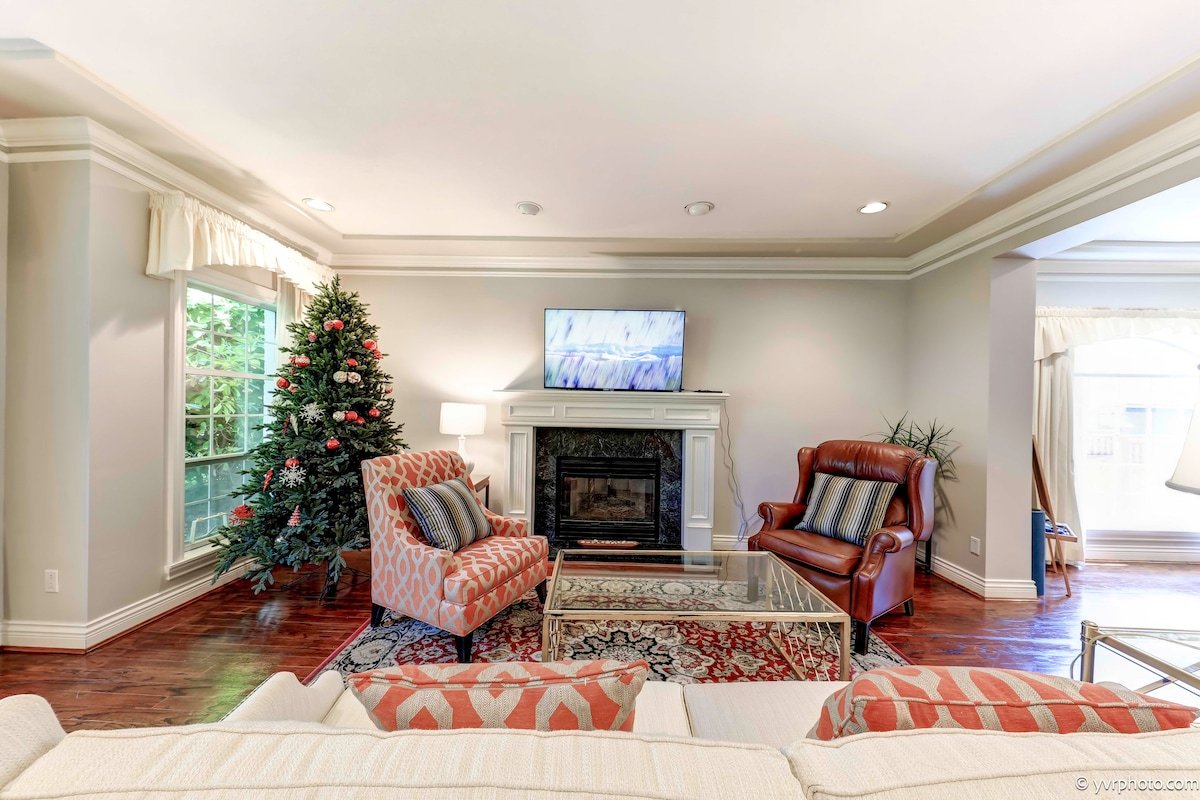 Beautiful Dunbar Home: 3600 sq ft, Three King Beds gallery image 4