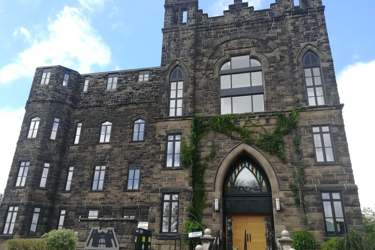 Castle Manor Penthouse – more units available gallery image 2