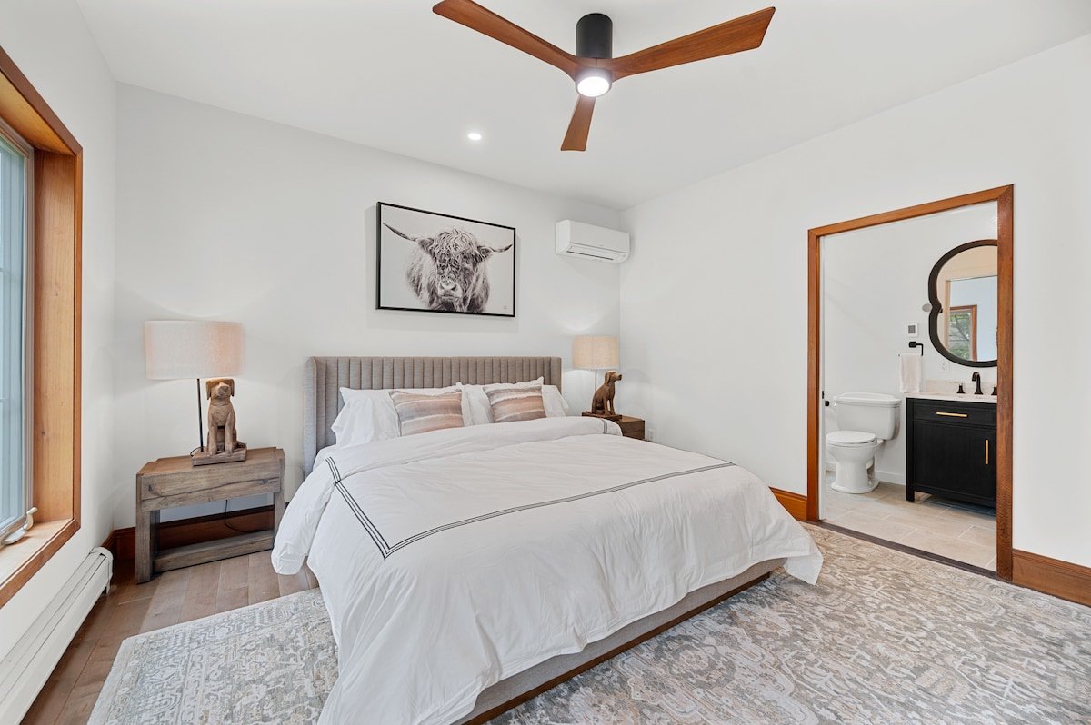 Luxury 4BR Chalet/Hot Tub, Sauna + Shuttle Access gallery image 2