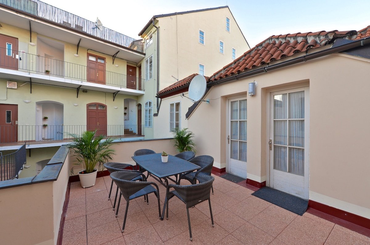 Eclectic Loft at Royal Way gallery image 4