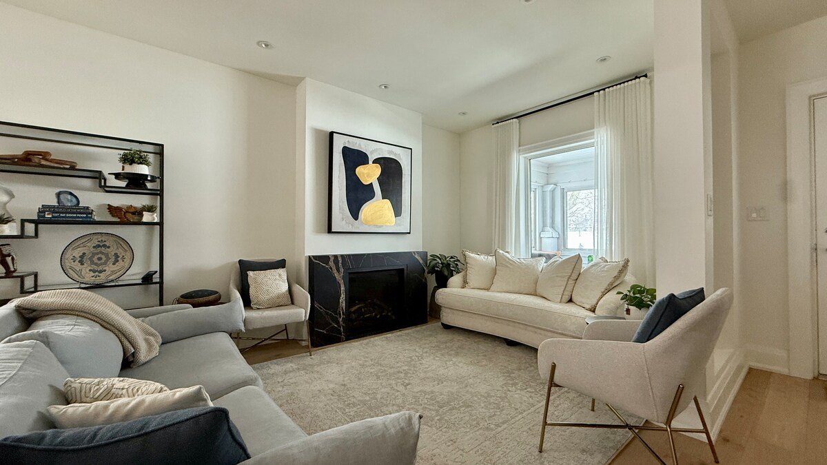 Cozy 2+1BD Leslieville home w parking & backyard gallery image 3