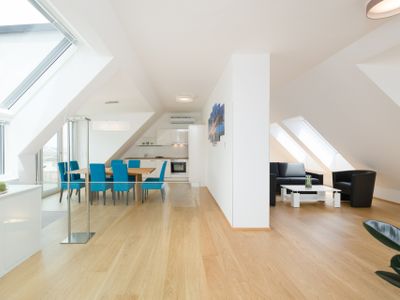 Central & Modern 3BR/3BA, Terrace & Riverside Chic