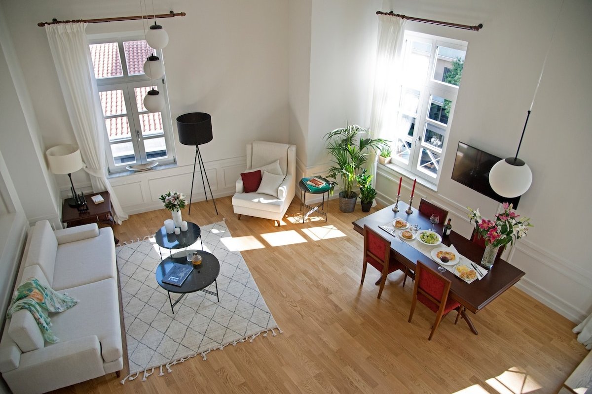 Estate | 9 Bedrooms | 4 Suites | Acropolis View gallery image 2