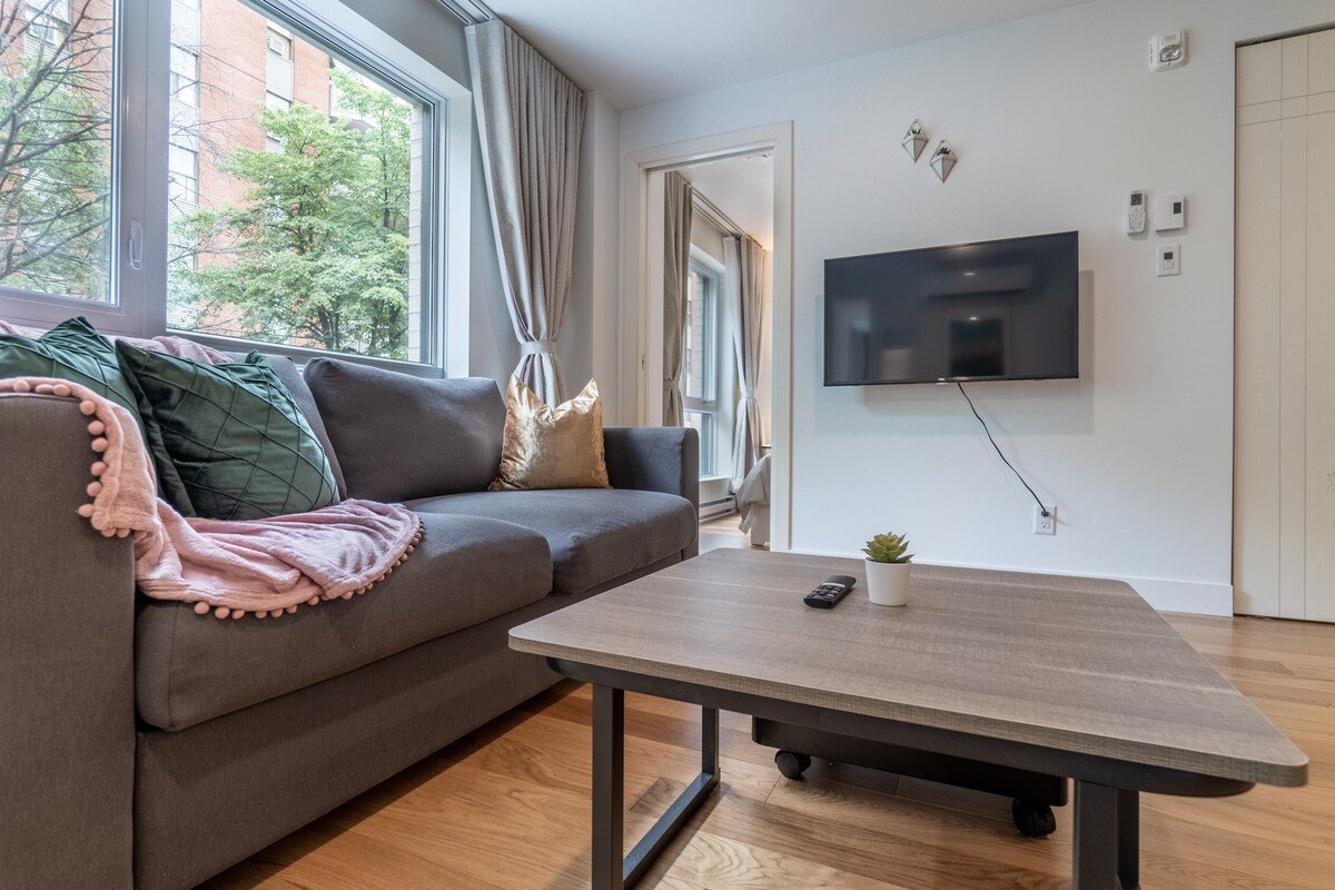 Contemporary 2BR Montreal Loft | Walk-to-Old Port gallery image 4