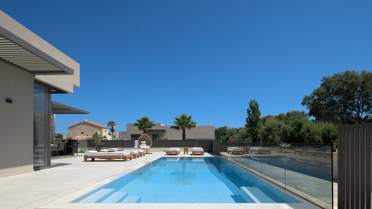 Athina Luxury Villa, with Pool & Walk to the Beach gallery image 3
